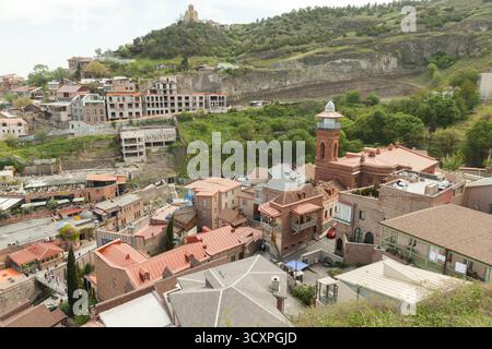 Tbilissi, Géorgie - 29 avril 2019 : vue aérienne de la vieille ville de Tbilissi. District d'Abanotubani pendant la journée Banque D'Images
