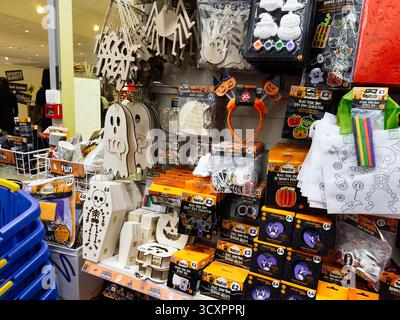 Manchester, Royaume-Uni - 26 septembre 2025 : vif affichage d'Halloween avec des fantômes de citrouilles squelettes et des accessoires d'artisanat sur une étagère de magasin très fréquentée. Banque D'Images
