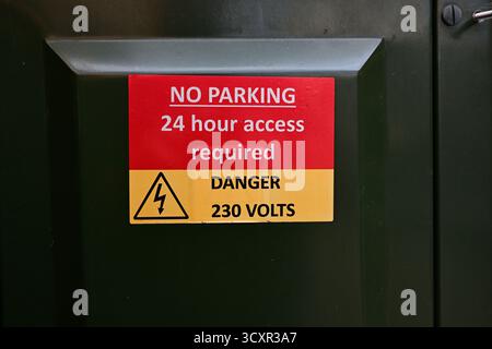 Londres, Royaume-Uni, 7 octobre 2025. Panneau indiquant « stationnement interdit » et « danger 230 volts » sur un coffret électrique à Kensington. Banque D'Images