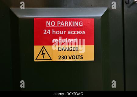 Londres, Royaume-Uni, 7 octobre 2025. Panneau indiquant « stationnement interdit » et « danger 230 volts » sur un coffret électrique à Kensington. Banque D'Images