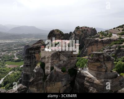 Les anciens monastères se trouvent au sommet d'imposants pinacles de grès, mettant en valeur un mélange unique de paysage naturel et d'architecture spirituelle dans le m historique Banque D'Images