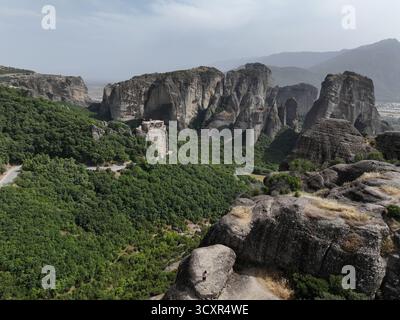 Monastères des Météores perchés au sommet de piliers de grès monumentaux, entourés de vallées verdoyantes et de montagnes lointaines, présentant un historique unique Banque D'Images