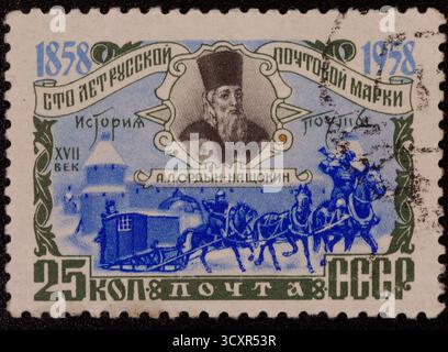 Un timbre-poste de 1958 de l'URSS commémorant 100 ans de timbres-poste russes représente un portrait de A.L. Ordyn-Nashchokine et une calèche tirée par des chevaux Banque D'Images
