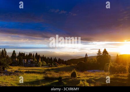 Couchers de soleil abstraits à travers la Bosnie-Herzégovine dans des couches de tons or et magenta avec des horizons graphiques et des reflets doux ; photographie Sporisevic Banque D'Images