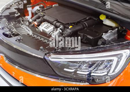 Capot ouvert d'une nouvelle voiture révélant le moteur dans l'atelier automobile. Transport Banque D'Images