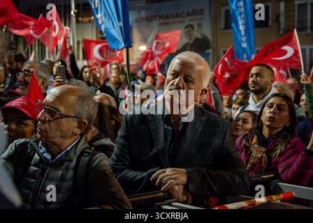 Istanbul, Istanbul, Turquie. 15 octobre 2025. Le Parti républicain du peuple (CHP) a organisé un autre rassemblement « liberté pour Imamoglu ! » dans le cadre de ses manifestations hebdomadaires dans les districts d'Istanbul. L'événement a appelé à la libération du maire métropolitain d'Istanbul emprisonné et candidat à la présidence du CHP, Ekrem Imamoglu, ainsi que d'autres maires détenus et prisonniers politiques. Une forte présence policière a été observée pendant le rassemblement. (Crédit image : © Abdullah Tepeli/ZUMA Press Wire) USAGE ÉDITORIAL SEULEMENT ! Non destiné à UN USAGE commercial ! Banque D'Images