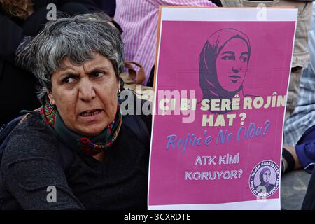 Diyarbakir, Turquie. 15 octobre 2025. Une femme manifestante est vue tenant une pancarte indiquant "qu'est-il arrivé à Rojin ?" lors de l'événement. L’étudiante Rojin Kabais, dont le corps a été retrouvé sur les rives du lac Van après sa disparition il y a un an dans la ville de Van en Turquie, a été commémorée lors d’un événement organisé à Diyarbakir avec la participation de sa famille et de ses amis. La famille de Rojin Kabais et les organisations de défense des droits des femmes ont organisé des manifestations à travers la Turquie pour faire la lumière sur le meurtre et retrouver les tueurs. Crédit : SOPA images Limited/Alamy Live News Banque D'Images