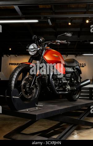 La précision rencontre la passion - la Moto Guzzi V7, où héritage et performance côtoient Banque D'Images