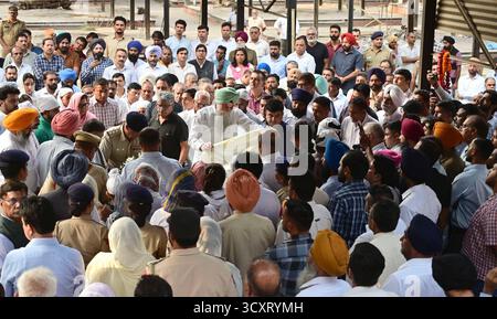 CHANDIGARH, INDE - 15 OCTOBRE : le conférencier du Punjab Vidhan sabha Kultar Singh Sandhwa lors de la fin de l'IGP Y. Puran Singh, derniers rites au terrain de crémation du secteur 25 le 15 octobre 2025 à Chandigarh, Inde. Le 7 octobre 2025, l'officier y Puran Kumar du Haryana IPS a été retrouvé mort à sa résidence de Chandigarh d'une blessure par balle. Dans une note de suicide de neuf pages, Puran Kumar aurait accusé neuf officiers IPS en service de la police de Haryana, un officier IPS à la retraite et trois officiers IAS à la retraite de discrimination fondée sur la caste. Après des jours de délibération et de tension émotionnelle, son épouse, agent de l'IAS Amneet P Kum Banque D'Images