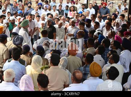 CHANDIGARH, INDE - 15 OCTOBRE : le conférencier du Punjab Vidhan sabha Kultar Singh Sandhwa lors de la fin de l'IGP Y. Puran Singh, derniers rites au terrain de crémation du secteur 25 le 15 octobre 2025 à Chandigarh, Inde. Le 7 octobre 2025, l'officier y Puran Kumar du Haryana IPS a été retrouvé mort à sa résidence de Chandigarh d'une blessure par balle. Dans une note de suicide de neuf pages, Puran Kumar aurait accusé neuf officiers IPS en service de la police de Haryana, un officier IPS à la retraite et trois officiers IAS à la retraite de discrimination fondée sur la caste. Après des jours de délibération et de tension émotionnelle, son épouse, agent de l'IAS Amneet P Kum Banque D'Images