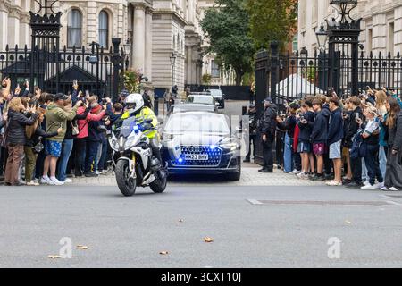 Londres, Angleterre, Royaume-Uni. 14 octobre 2025. Le cortège du premier ministre britannique Keir Starmer est vu quitter Downing Street. (Crédit image : © Tayfun Salci/ZUMA Press Wire) USAGE ÉDITORIAL SEULEMENT ! Non destiné à UN USAGE commercial ! Banque D'Images