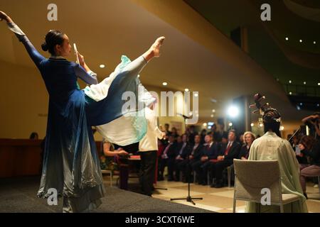 La danse « Moonlight Radiance » a captivé l'attention du public. New York, USA.13 octobre 2025. Le Gala de poésie lunaire de mi-automne 2025 'A Shared moment Under the Sky' s'est tenu au siège des Nations Unies à New York, le 13 octobre 2025, heure locale. L'événement visait à utiliser les sentiments partagés de « réunion, harmonie et moisson » comme un lien pour promouvoir le dialogue entre les cultures chinoise et étrangère et améliorer la compréhension mutuelle. Crédit : Liao Pan/China News Service/Alamy Live News Banque D'Images