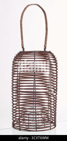 Lampe tissée en rotin fond de nature isolé avec chemin de clipping Banque D'Images