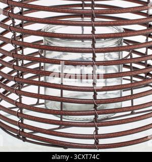 Lampe tissée avec corde de filet de rotin fond de nature isolé avec chemin de clipping Banque D'Images