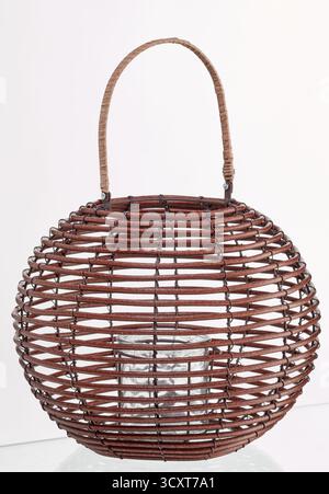 Lampe ronde en rotin tissé fond de nature isolé avec chemin de découpage Banque D'Images