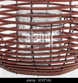 Lampe tissée en filet de rotin fond de nature isolé avec chemin de clipping Banque D'Images