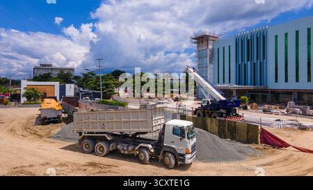 Vue aérienne d'un centre commercial moderne en construction avec panneaux de revêtement métallique et équipement lourd visible Banque D'Images