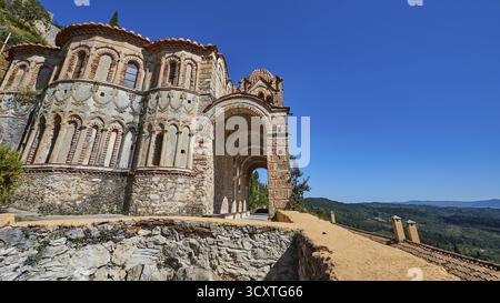 Monastère de Pantanassa du 15ème siècle après JC, ancien bâtiment avec des arches décoratives et une vue panoramique sur le paysage, Mystras, Mistra, UNESCO Banque D'Images