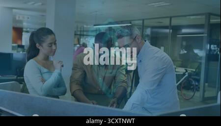 Collaboration trois collègues penchés sur l'écran d'ordinateur dans le bureau d'entreprise, avec vélo Banque D'Images