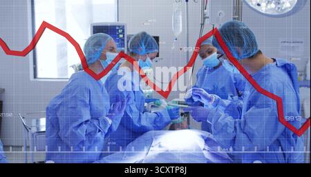 Équipe chirurgicale collaboratrice effectuant une opération en salle d'opération, avec des outils et un graphique des signes vitaux Banque D'Images
