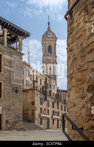 Vue sur le clocher en pierre historique de l'église San Vicente Martir, avec son horloge distinctive, niché dans le quartier médiéval élevé de Vitoria-Ga Banque D'Images