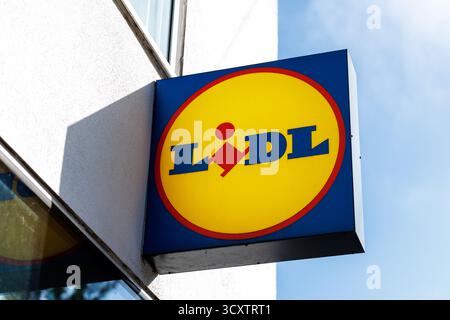 Munich, Allemagne. 14 octobre 2025. Le logo Lidl est visible dans un magasin de Munich (Bavière) le 14 octobre 2025. Lidl est le plus grand groupe discounter au monde en nombre de magasins. Lidl est un détaillant alimentaire international qui fait partie du groupe Schwarz, dont le siège social est situé à Neckarsulm (Allemagne). (image symbole, photo symbole, illustration, photo symbolique, photo illustrative, image thème, image générale, photo thème) crédit : Matthias Balk/dpa/Alamy Live News Banque D'Images
