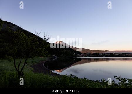 Lac Kawaguchi, Kawaguchiko, Japon - juin, mercredi 4th 2025 : vue du Mont Fuji au lever du soleil depuis le lac Kawaguchi. Banque D'Images