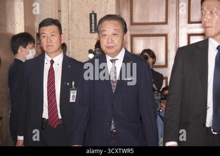 Le chef du Parti démocrate constitutionnel Yoshihiko Noda arrive pour rencontrer le président du Parti démocrate libéral (PLD) Sanae Takaichi à la Diète nationale à Tokyo, au Japon, le 15 octobre 2025. Banque D'Images