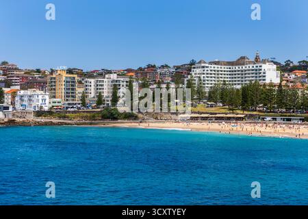 Les amateurs de plage par une journée ensoleillée se détendent sur Coogee Beach, Sydney, Nouvelle-Galles du Sud, Australie Banque D'Images