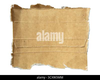 Dépliez l'emballage de boîte brune de forme rectangulaire déchiré isolé sur fond blanc avec chemin de découpage Banque D'Images