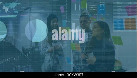 Analyse du groupe de trois professionnels discutant au bureau, en utilisant le tableau de planification et les notes adhésives Banque D'Images