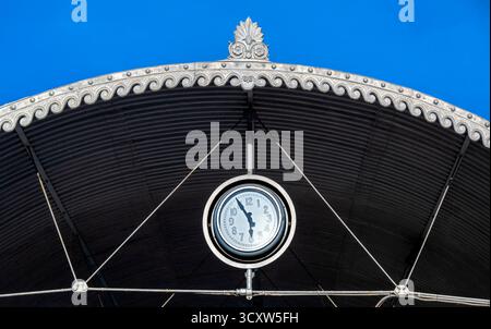 Horloge sur le toit astucieusement conçu de la gare maritime à Paradiso sur la rive sud du lac de Lugano dans le canton du Tessin, Suisse Banque D'Images