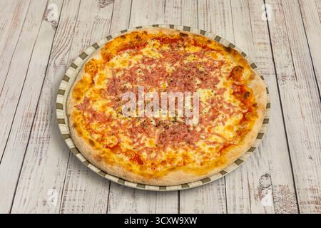 Pizza au bœuf avec bœuf braisé, oignons croustillants, champignons portobello et sauce demi-glace Banque D'Images