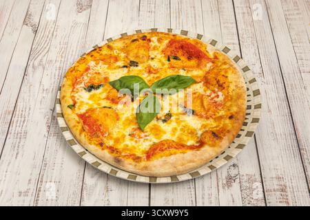 Pizza printanière avec asperges sauvages, pois frais, ​​zucchini tranchée et menthe fraîche sur une croûte Banque D'Images