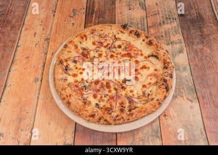 Pizza aux anchois avec filets d'anchois, olives noires, câpres et origan séché sur sauce tomate Banque D'Images