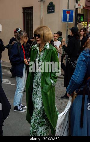 Anna Wintour se promène dans la rue après le défilé Mugler lors de la Fashion week de Paris 2025, SS26 Banque D'Images