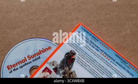 DVD « Eternal Sunshine of the Spotless Mind » avec couverture arrière, description du film et extraits de critiques, isolé sur fond blanc clair Banque D'Images