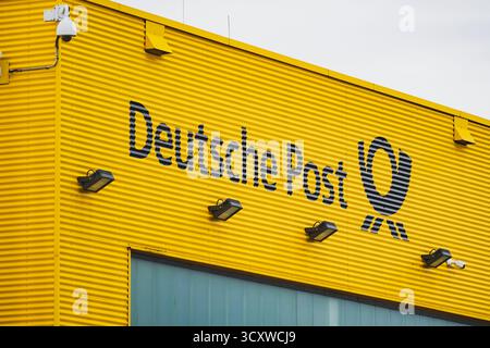Logo de la société de livraison Deutsche Post à l'extérieur d'un grand complexe d'entrepôts Banque D'Images