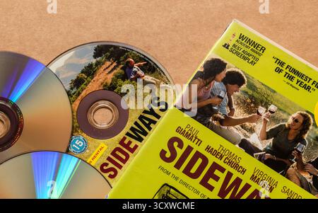 Disque DVD 'Sideways' avec couverture mettant en vedette Paul Giamatti, Thomas Haden Church et Virginia Madsen, isolé sur fond blanc clair Banque D'Images