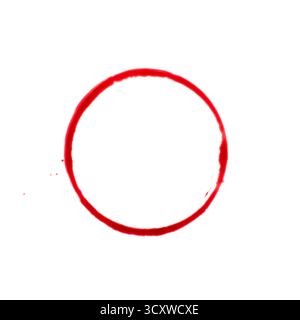 Tache d'anneau de vin rouge isolée sur fond blanc, forme de cercle parfait avec quelques gouttes à proximité, découpée Banque D'Images