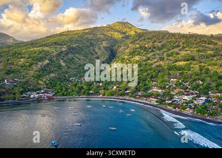 Vue aérienne de la baie de Jemeluk et des montagnes environnantes à Amed, Karangasem, Bali, Indonésie. Banque D'Images