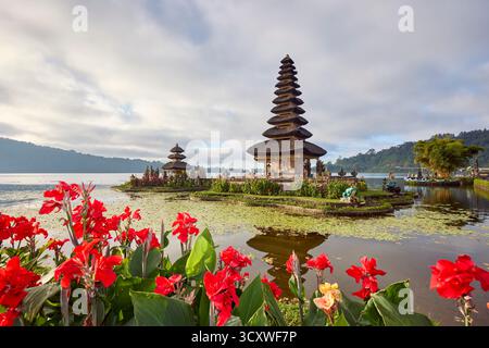 Vue panoramique de Pura Ulun Danu Beratan, ou Pura Bratan, un temple hindou shaivite majeur sur la rive du lac Beratan à Bedugul, Tabanan, Bali, Indonésie Banque D'Images