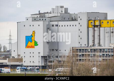 Grande usine industrielle de marque Deuka produisant des aliments pour animaux située dans le quartier portuaire de Dusseldorf Banque D'Images
