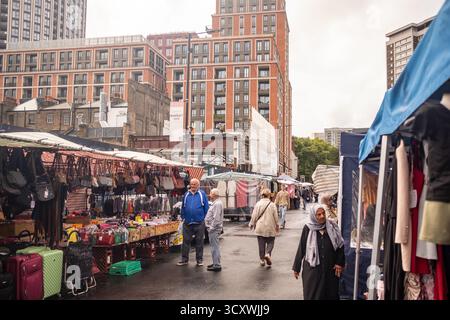 LONDRES - 2 SEPTEMBRE 2025 : Church Street Market avec Garrett Mansions en arrière-plan - sur Edgware Road Banque D'Images