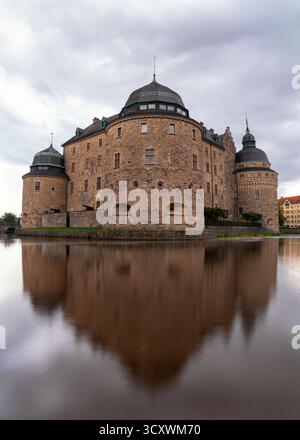 Orebro, Suède - 5 septembre 2025 : vue sur le château médiéval d'Orebro avec des reflets dans la rivière Svartan Banque D'Images