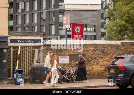 LONDRES - 26 SEPTEMBRE 2025 : station de Kew Bridge située à Brentford, Londres, dans la zone 3. Sur la ligne Hounslow Loop Banque D'Images