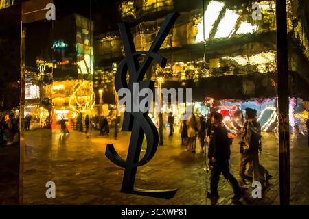 Les acheteurs se promènent dans un quartier commerçant en plein air avec des marques occidentales exclusives dans le quartier branché et branché de Sanlitun, Pékin. Banque D'Images