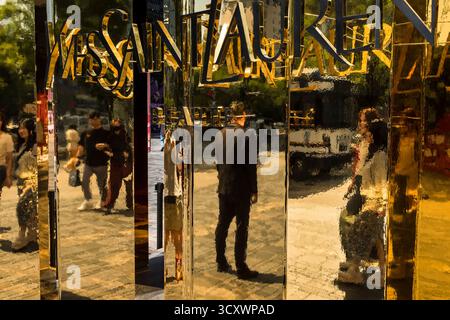 Les acheteurs se promènent dans un quartier commerçant en plein air avec des marques occidentales exclusives dans le quartier branché et branché de Sanlitun, Pékin. Banque D'Images