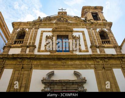 Chiesa di Sant'Orsola dei Negri dans le quartier Albergheria de Palerme, Sicile, Italie. Église baroque du 17ème siècle. Fronton brisé orné de crânes Banque D'Images