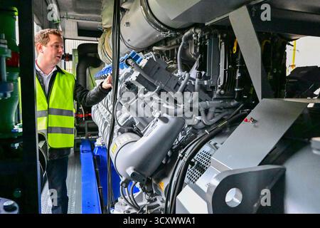 Blansko, République tchèque. 16 octobre 2025. Vaclav Klein, directeur de la société Gentec CHP, a présenté aux journalistes l’une des unités CHP pour le renouvellement des infrastructures énergétiques ukrainiennes, à Blansko, en République tchèque, le 16 octobre 2025. Crédit : Vaclav Salek/CTK photo/Alamy Live News Banque D'Images
